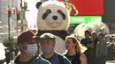 Maskot Panda Raksasa terlihat di Times Square, New York pada 9 November 2021. Turis asing yang mendatangi Amerika Serikat disambut kembali ke New York City untuk pertama kalinya dalam 20 bulan setelah pembatasan perjalanan pandemi Covid-19 dicabut. (TIMOTIUS A. CLARI / AFP)