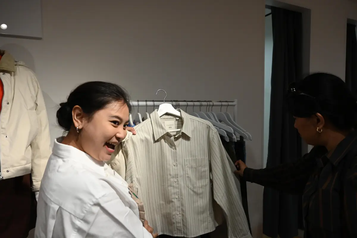 Koleksi Kolaborasi Jonathan Anderson x Uniqlo Berlanjut, Kemeja Boxy Crop nan Genderless Jadi Sorotan