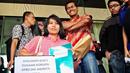 ICW melaporkan dugaan korupsi penggunaan APBD pada tahun 2014 ke KPK, Jakarta, Kamis (26/3/2015). ICW membawa tiga kardus yang berisi dokumen terkait dugaan korupsi penggunaan APBD pada tahun 2014. (Liputan6.com/Yoppy Renato)