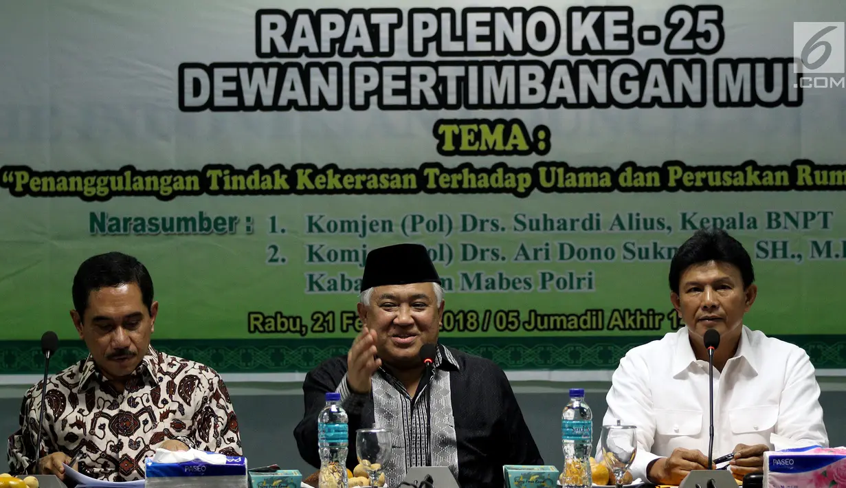 Ketua Dewan Pertimbangan MUI Din Syamsuddin (tengah) bersama Kepala BNPT Komjen Pol Suhardi Alius (kiri) dan Kabareskrim Mabes Polri Komjen Pol Ari Dono Sukamto saat menghadiri rapat pleno di kantor MUI, Jakarta (21/2). (Liputan6.com/JohanTallo)