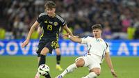 Gelandang Skotlandia Jack Hendry berduel dengan pemain Skotlandia Kerkez pada laga terakhir grup A Euro 2024 yang berlangsung di Stuttgart Arena (AP)