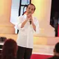 Calon presiden nomor urut 01 Joko Widodo atau Jokowi memberi paparannya dalam debat kedua Pilpres 2019 di Hotel Sultan, Jakarta, Minggu (17/2). Debat dipimpin oleh Tommy Tjokro dan Anisha Dasuki. (Liputan6.com/Faizal Fanani)