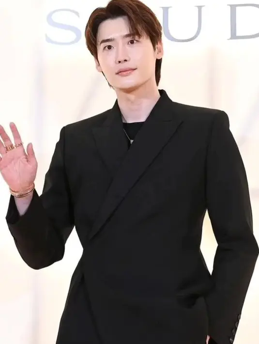 Lee Jong Suk juga memilih tampilan serba hitam. Ia mengenakan setelan jas dan celana panjang hitam dengan inner yang juga berwarna hitam. Mana visual paling berdamage menurutmu, Sahabat FIMELA? [Foto: Instagram/army_dorrameira]