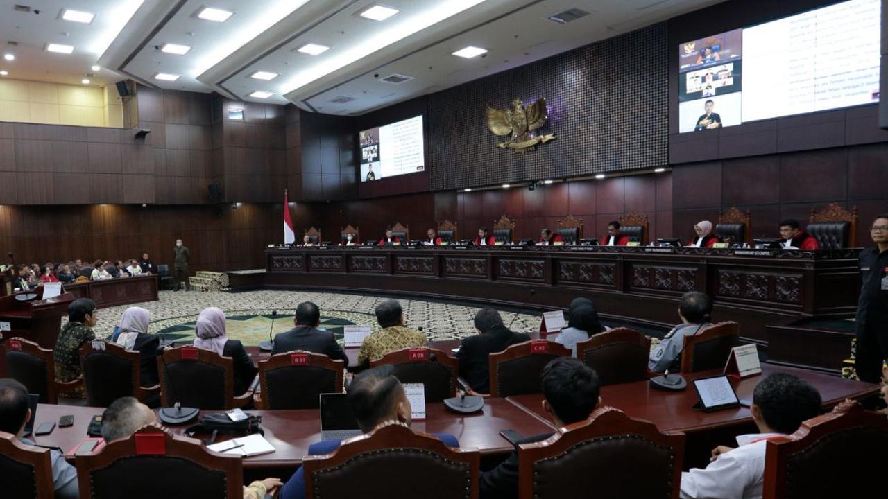 Prof Imron mendorong sejumlah langkah mitigasi. Pertama, Presiden Jokowi sebaiknya tidak merestui Gibran maju sebagai cawapres, sebagai wujud dari sifat kenegarawanan.<br>