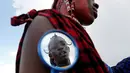Seorang suku Maasai berias saat persiapan Olimpiade Masai 2016 di cagar alam Sidai Oleng, kaki Gunung Kilimanjaro dekat perbatasan Kenya-Tanzania (10/12). (Reuters/Thomas Mukoya)