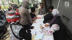 Anggota Satlantas Polres Tangerang Selatan memeriksa kelengkapan surat saat razia pajak kendaraan di Jalan BSD, Tangerang Selatan, Kamis (24/1). Razia ini untuk mendisiplinkan pengendara terhadap pembayaran pajak kendaran. (Merdeka.com/Arie Basuki)