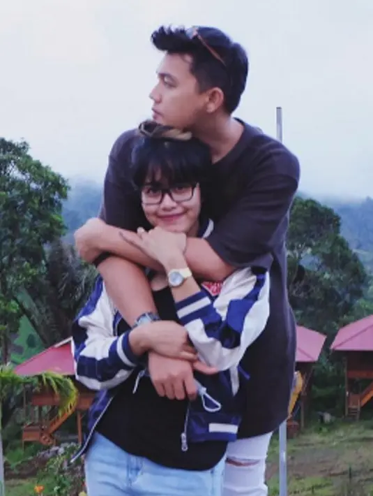 Dirly Idol bersama calon istrinya, Nola Tyaz Handoyo. Keduanya memutuskan untuk menikah tahun 2017 ini. (Instagram @dirlydave)