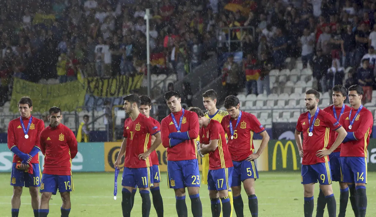 Para pemain Spanyol U-21 terlihat kecewa usai gagal meraih trofi juara Piala Eropa 2017 di Krakow, Polandia,(30/6/2017). Jerman U-21 menang atas Spanyol U-21 dengan skor 1-0. (AP/Czarek Sokolowski)