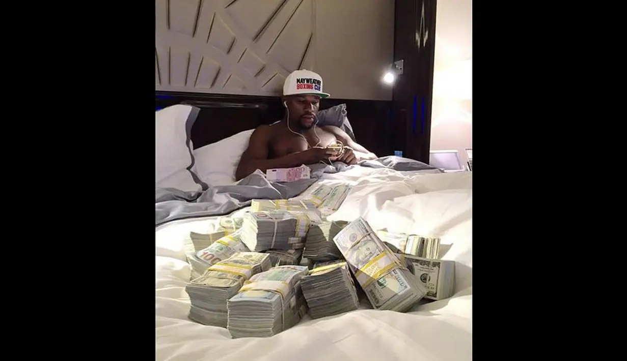 Floyd Mayweather memposting foto yang berpose dengan sebagian uang miliknya. (instagram.com/floydmayweather)