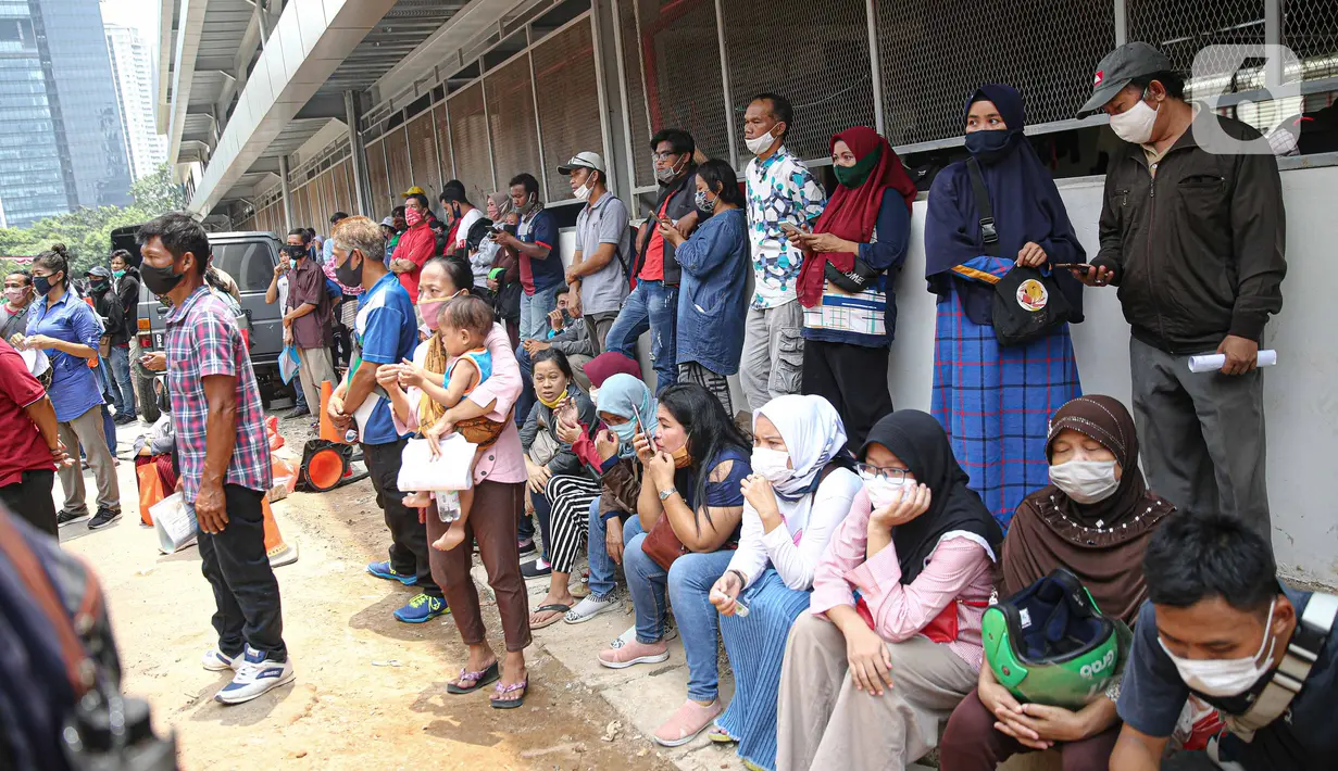 Seorang pengunjuk rasa yang menolak UU Cipta Kerja mencium kaki orang tuanya di Polda Metro Jaya, Jakarta, Rabu (14/10/2020). Mereka diamankan petugas Kepolisian karena diduga terlibat kericuhan saat unjuk rasa menolak UU Cipta Kerja pada Selasa (14/10/2020). (Liputan6.com/Faizal Fanani)