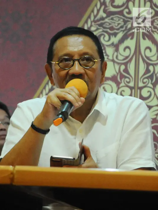Sekjen INACA Tengku Burhanuddin memberi keterangan terkait penerapan tarif batas atas dan bawah pada maskapai penerbangan di Jakarta, Minggu (13/1). INACA akan mengevaluasi penurunan harga tiket pesawat semua maskapai. (Liputan6.com/Herman Zakharia)