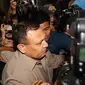 Awak media menyorotkan kamera ke arah Firli Bahuri untuk mengabadikan momen kepergian Firli dari Gedung Bareskrim Polri usai menjalani pemeriksaan. (Liputan6.com/Faizal Fanani)