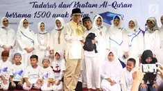 Ketua MPR Zulkifli Hasan berfoto bersama saat menghadiri acara Tadarus dan Katham Al Quran bersama anak Yatim di Aula Masjid Baiturahman Komplek MPR/DPR RI, Jakarta, Minggu (11/6). (Liputan6.com/JohanTallo)