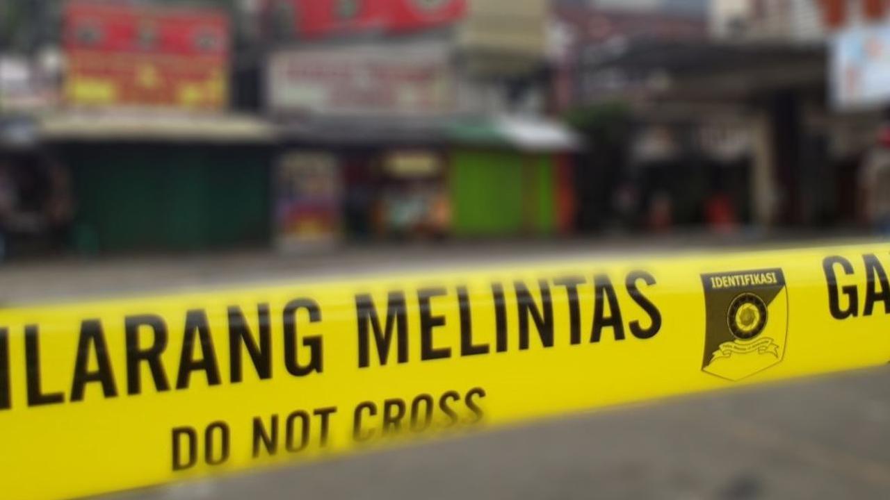Pelakunya kini sudah diamankan. Sedangkan jasad korban dibawa ke RS Polri Kramat Jati.
