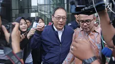 Tersangka Made Oka Masagung usai menjalani pemeriksaan di Gedung KPK, Jakarta, Kamis (8/3). Made Oka diperiksa sebagai saksi untuk tersangka kasus korupsi E-KTP, Irvanto Hendra Pambudi Cahyo yang juga keponakan Setya Novanto (Liputan6.com/Herman Zakharia)