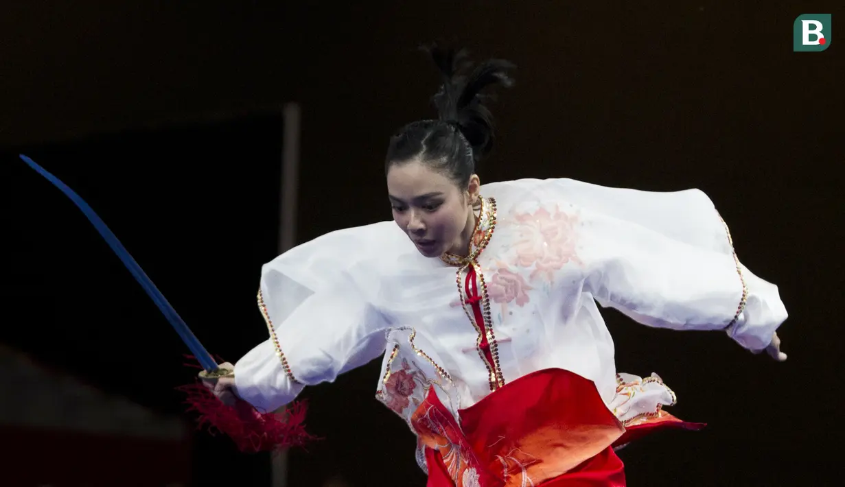 Atlet wushu Indonesia, Lindswell Kwok, saat beraksi pada Asian Games di JIExpo, Jakarta, Senin, (20/8/2018). (Bola.com/Vitalis Yogi Trisna)