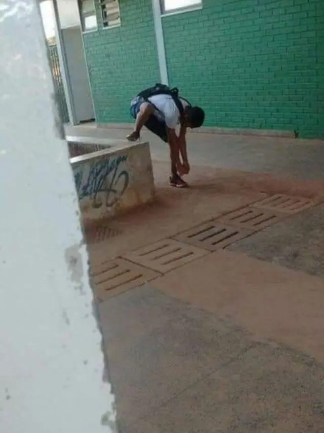 6 Potret Orang Menali Sepatu Ini Kelewat Unik, Bikin Geleng Kepala