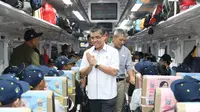 Menteri Ketenagakerjaan Yassierli bersama PT KAI Indonesia dan PT Pama Persada Nusantara melepas 250 pemudik PT Pama Persada Nusantara (PPN) di Stasiun Senen, Jakarta Pusat, Jumat (28/3/2025).