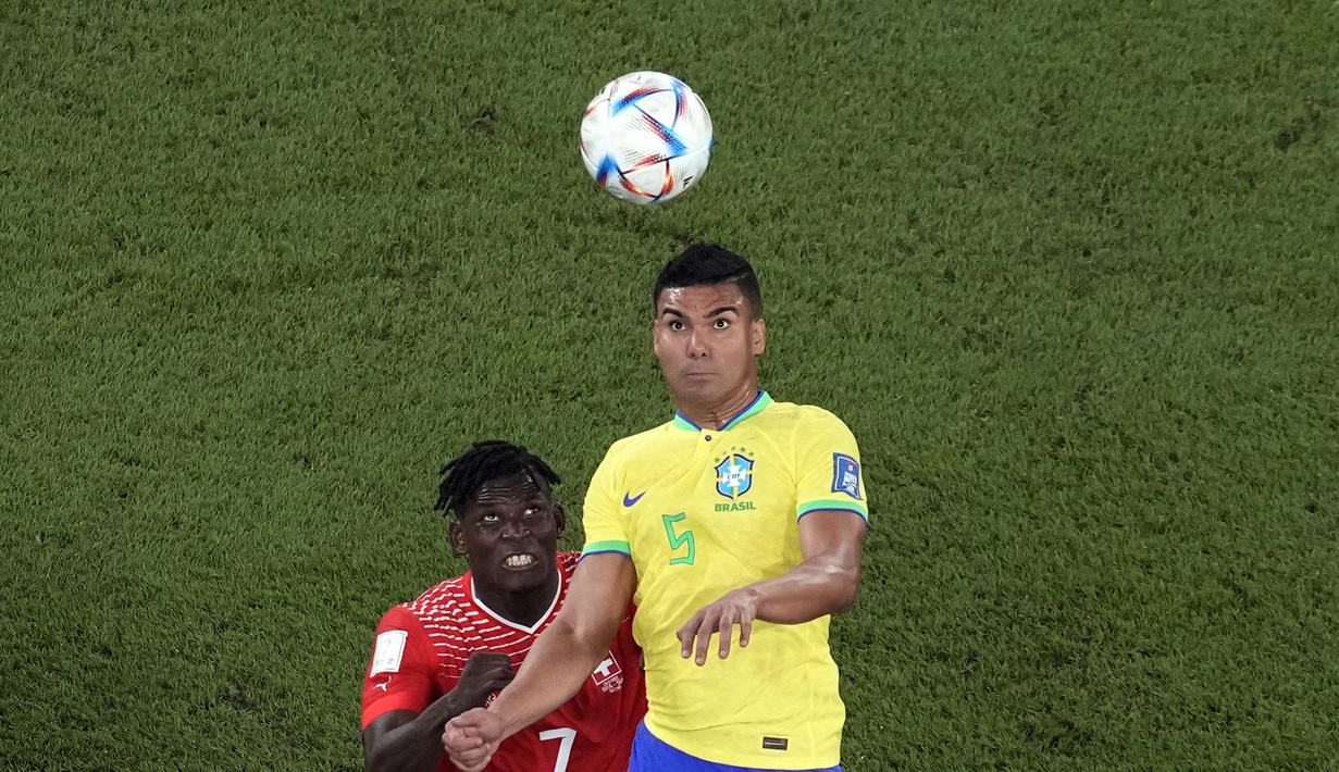 Bukan hanya pertarungan di darat, Casemiro juga tangguh dalam duel udara. Casemiro yang menjadi pemain langganan di lini tengah Brasil juga memgang kendali serangan. (AP Photo/Thanassis Stavrakis)