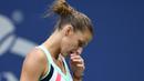 Karolina Pliskova kecewa dan tertunduk usai kalah dari CoCo Vandeweghe pada laga perempat final tunggal putri AS terbuka 2017 di USTA Billie Jean King National Tennis Center, (6/9/2017). Karolina kalah 6-7, 3-6. (AFP/Jewel Samad)