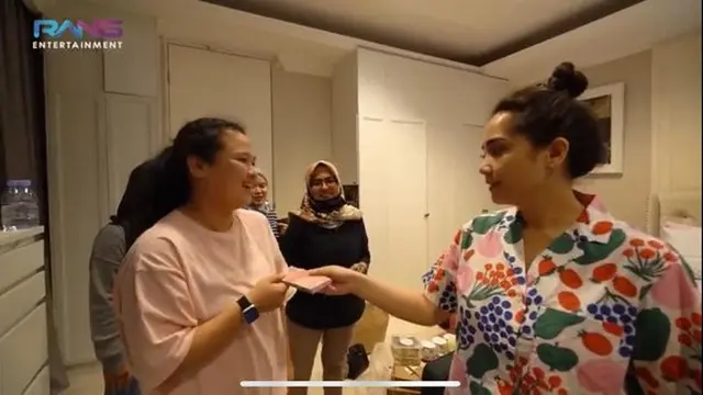 Nagita Slavina memiliki kebiasaan memanjakan karyawan dan orang-orang yang bekerja dengannya di rumah. (YouTube/ RansEntertainment)
