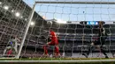 Striker Real Madrid Karim Benzema berhasil mencetak gol ke gawang Bayern Munchen saat pertandingan semifinal Liga Champions di stadion Santiago Bernabeu, Spanyol (1/5). (AP/Paul White)