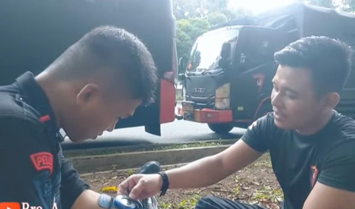 Usut punya usut, momen berkumpulnya para anggota Brimob tersebut ternyata lantaran ingin menjajal alat elektronik yang tengah viral. Mereka bakal mencoba alat pijat elektronik.