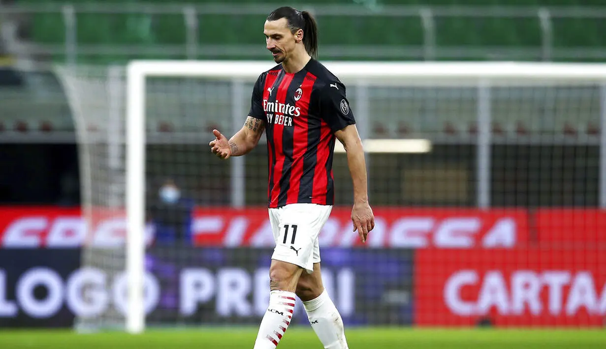 Striker AC Milan, Zlatan Ibrahimovic, berjalan keluar lapangan usai mendapat kartu merah pada laga perempat final Coppa Italia di Giuseppe Meazza, Selasa (26/1/2021). Inter Milan menang dengan skor 2-1. (Spada/LaPresse via AP)