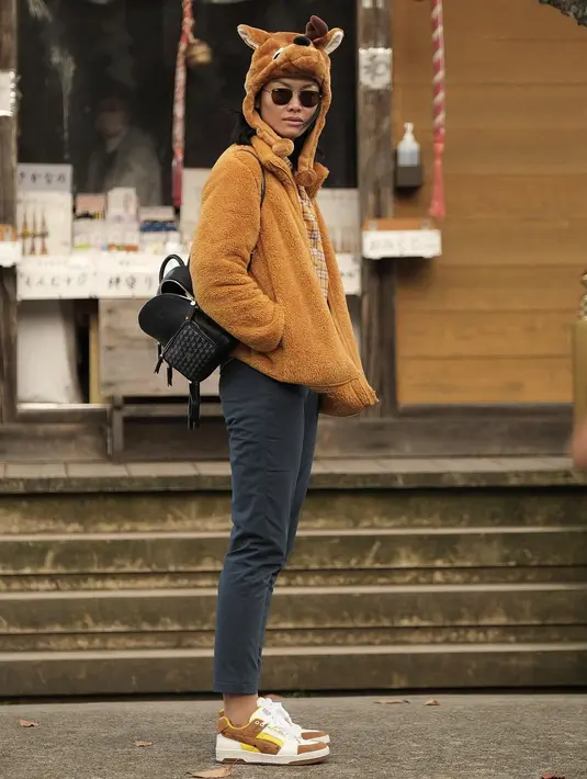 Tampil kasual dengan jaket fleece bertudung lucu yang menggemaskan. Pasangkan dengan kemeja kotak-kotak warna serasi dan skinny jeans. 
[IG @kelly_tandiono]