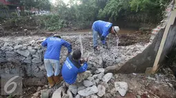 Sejumlah pekerja menyelesaikan pemasangan kerangka beton Tanggul yang jebol dan memasang bronjong kali Krukut di Kawasan Kemang, Jakarta Selatan, Rabu (31/8). (Liputan6.com/Immanuel Antonius)