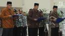(Dari kiri) Eko Marjono sebagai Direktur Monitor, Arif Waluyo sebagai Kepala Biro Perencanaan dan Keuangan serta Kombes Panca Putra Simanjutak sebagai Direktur Penyidikan saat pelantikan pejabat baru KPK di Jakarta, Kamis (20/9). (Merdeka.com/Dwi Narwoko)