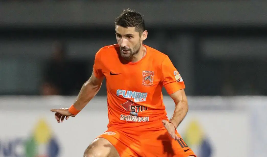 Pemain Borneo FC, Srdan Lopicic, mengakui kewalahan menghadapi Arema. (Bola.com/Iwan Setiawan)