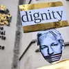 Para demonstran memegang plakat saat mereka berunjuk rasa di luar Royal Courts of Justice, Pengadilan Tinggi Inggris, di pusat kota London pada tanggal 20 Februari 2024. (JUSTIN TALLIS/AFP)