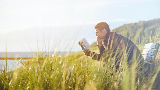 Ilustrasi membaca buku, aktivitas menyenangkan