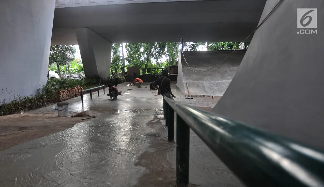 Pekerja menyelesaikan arena skate park dan lintasan sepeda BMX di kolong Flyover Slipi, Jakarta (13/12). Arena ini diharapkan menjadi wadah bermain dan tempat latihan anak-anak muda, terutama pecinta skateboard dan BMX. (Merdeka.com/Iqbal S. Nugroho)