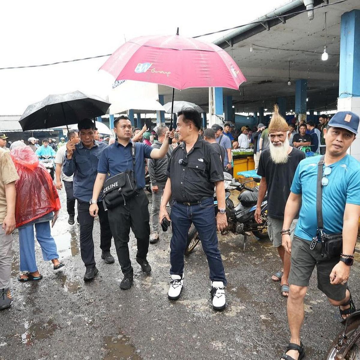 Gaya Keren Menko HAM Jalan-Jalan ke Pasar Ikan