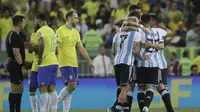 Para pemain Argentina merayakan gol yang dicetak Nicolas Otamendi ke gawang Brasil pada lanjutan Kualifikasi Piala Dunia 2026 Zona Amerika Selatan di Stadion Maracana, Rabu (22/11/2023) pagi. (AP Photo/Bruna Prado)