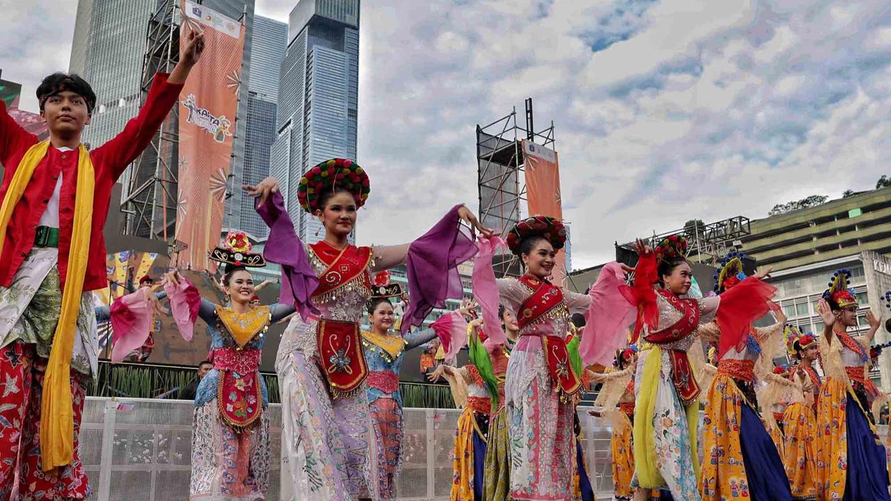 FOTO: “Jakarta dalam Warna”: Ribuan Penari Betawi Semarakkan Bundaran HI di Hari Bebas Kendaraan
