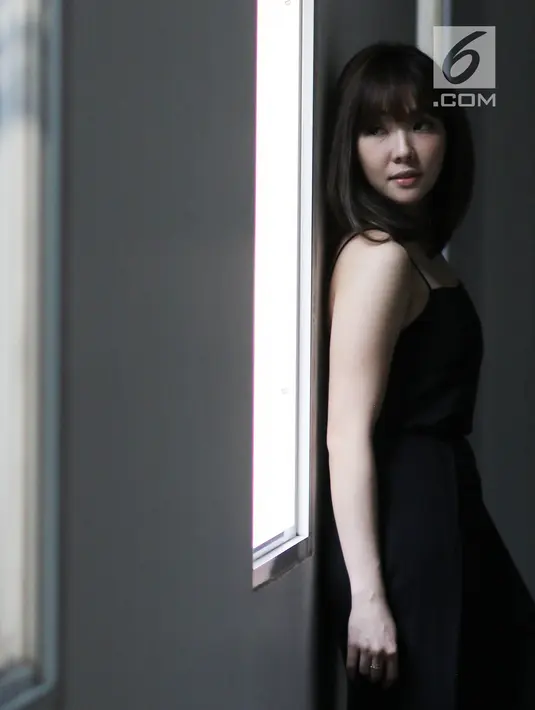 Artis Gisella Anastasia berpose saat mengunjungi Kantor KLY di Gondangdia, Jakarta, Jumat (14/9). Dalam akun Instagramnya, Gisel sering mengunggah video dirinya sedang berolahraga. (Liputan6.com/Herman Zakharia)