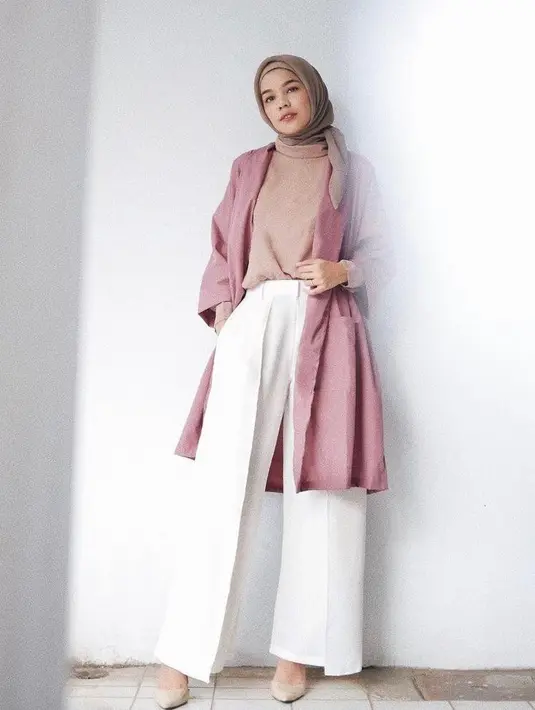 Inspirasi padu padan outfit nuasa pink pastel yang kece. Padukan turtle neck warna baby pink dengan outer warna pink dan hijab warna mauve. (Instagram/ffdilla).