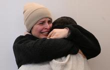 FOTO: Tangis Haru Pertukaran Sandera Palestina - Israel