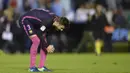 Bek Barcelona, Gerard Pique, tertunduk lesu usai timnya dikalahkan Celta Vigo. Kekalahan ini menjadi yang kedua bagi Barca musim ini di ajang La Liga. (AFP/Miguel Riopa)