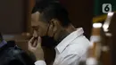 Musisi I Gede Ari Aryastina alias Jerinx saat menjalani sidang lanjutan kasus dugaan pengancaman terhadap Adam Deni di Pengadilan Negeri Jakarta Pusat, Rabu (9/2/2022). Sidang beragendakan keterangan saksi yang meringankan terdakwa, salah satunya dr Tirta. (Liputan6.com/Helmi Fithriansyah)