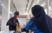 Aksi Perempuan Penjaga Kasir Minimarket Belikan Minuman untuk Pedagang Lansia yang Kelelahan Ini Viral, Banjir Pujian