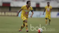 Gelandang Sriwijaya FC, Yu Hyun-koo, menggiring bola saat melawan Barito Putera pada laga Piala Presiden di Stadion Kapten I Wayan Dipta, Bali, Senin (13/2/2017). Barito Putera kalah 1-2 dari Sriwijaya FC. (Bola.com/Vitalis Yogi Trisna)