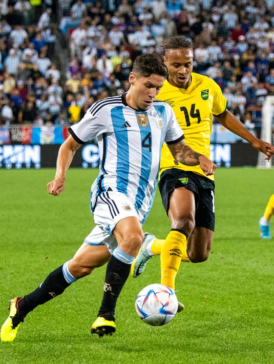 <p>Pemain Argentina Gonzalo Montiel (kiri) berebut bola dengan pemain Jamaika Bobby Bailey pada pertandingan persahabatan di Harrison, New Jersey, Amerika Serikat, 27 September 2022. Argentina menang 3-0 dengan Messi mencetak dua gol. (AP Photo/Eduardo Munoz Alvarez)</p>