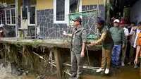 Kepala Badan Nasional Penanggulangan Bencana (BNPB) Suharyanto meninjau lokasi banjir bandang di Desa Tugu Selatan, Kecamatan Cisarua, Kabupaten Bogor, Jawa Barat, Senin (3/3/2025). (Dok. BNPB).