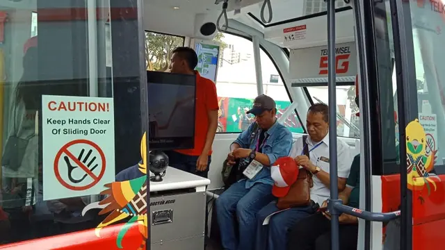 Pengunjung dapat mencoba berkeling menggunakan bus nirsopir Navya (Arief A/Liputan6.com)