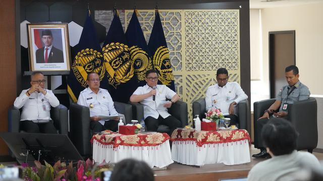 Plt Direktur Jenderal Imigrasi, Saffar Muhammad Godam menyampaikan laporan tahunan terkait kinerja Imigrasi. (Istimewa)