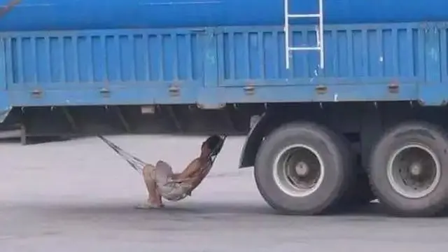 7 Potret Cara Sopir Truk Tidur dalam Perjalanan Ini Bikin Geleng Kepala